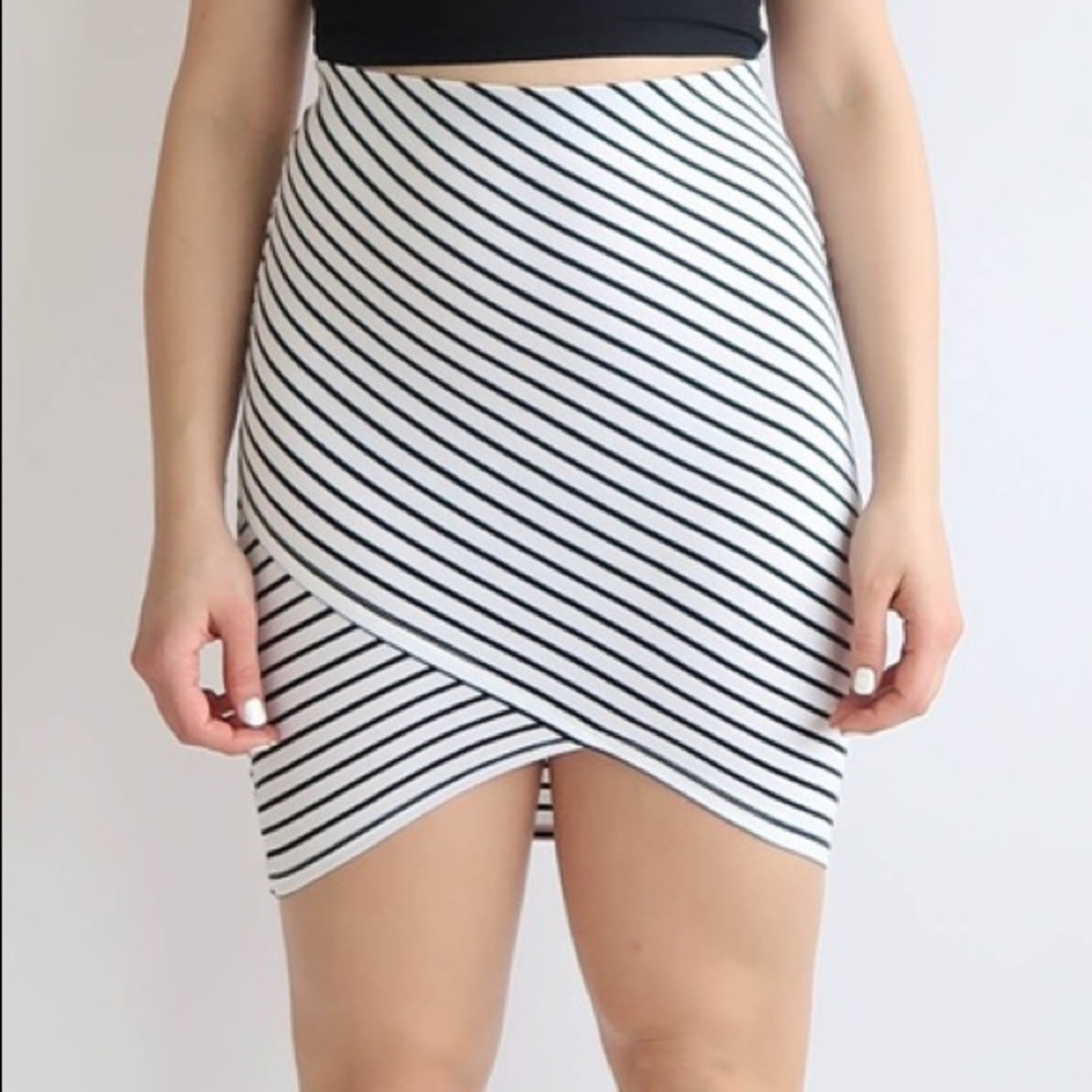 💄2/$25 Striped Cut Front Skirt